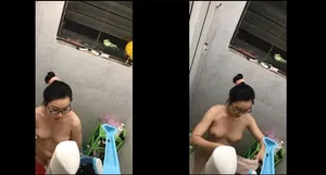 Quay lén nữ học sinh nhà sát bên tắm