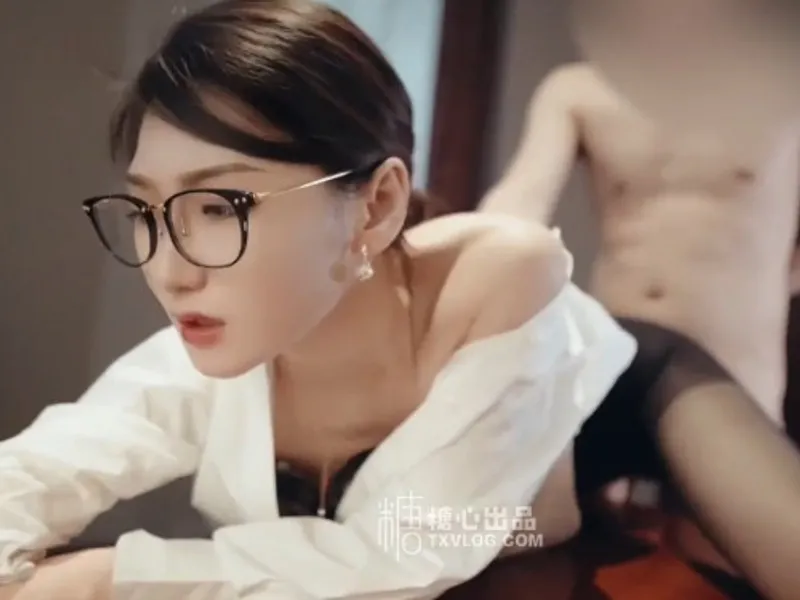 Vào phòng riêng được tiền bối nữ dâm đãng liếm cu cho