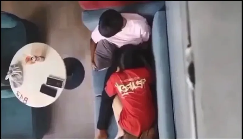 Quay lén cô bạn gái mút mút cho em người yêu nơi công cộng